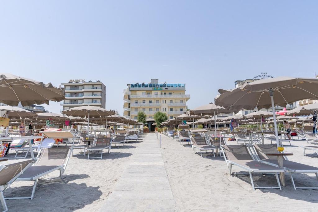 Hotel Byron Мілано-Маріттіма Екстер'єр фото