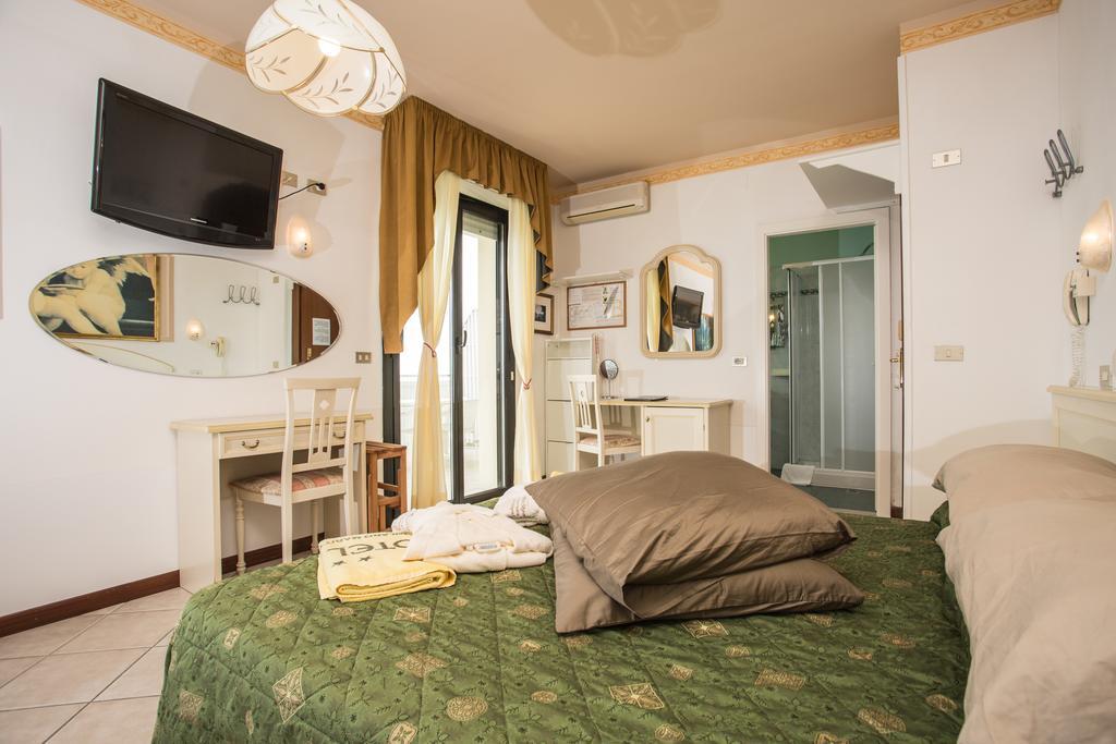 Hotel Byron Мілано-Маріттіма Екстер'єр фото