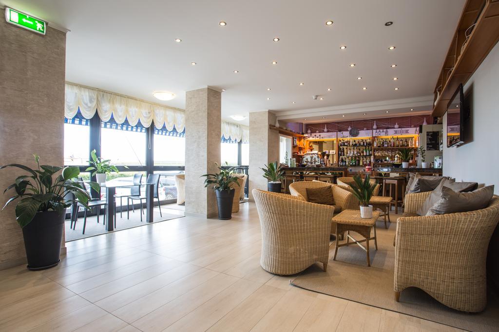 Hotel Byron Мілано-Маріттіма Екстер'єр фото